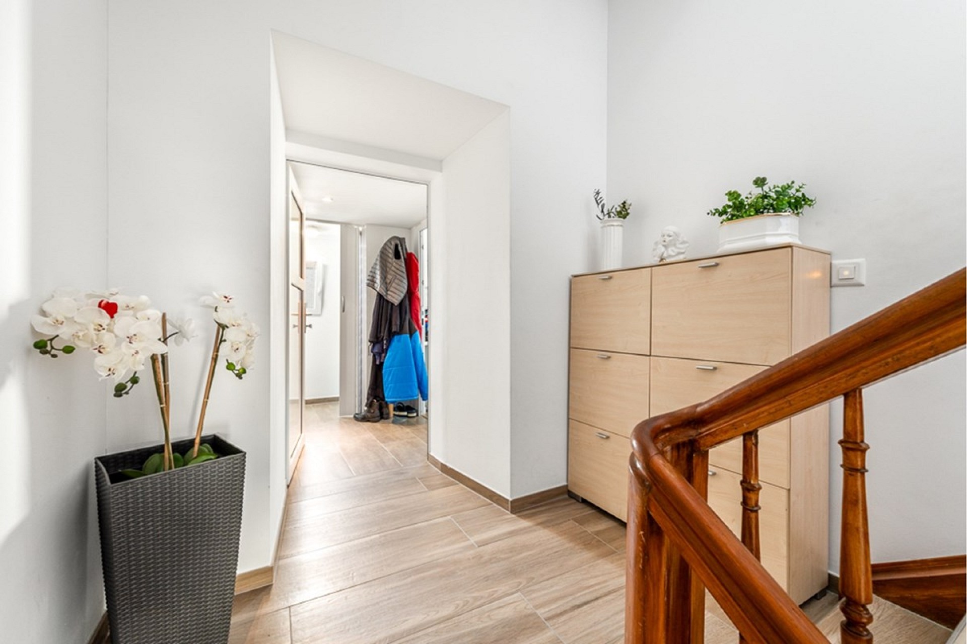 Heller Flur mit Treppe und Garderobe