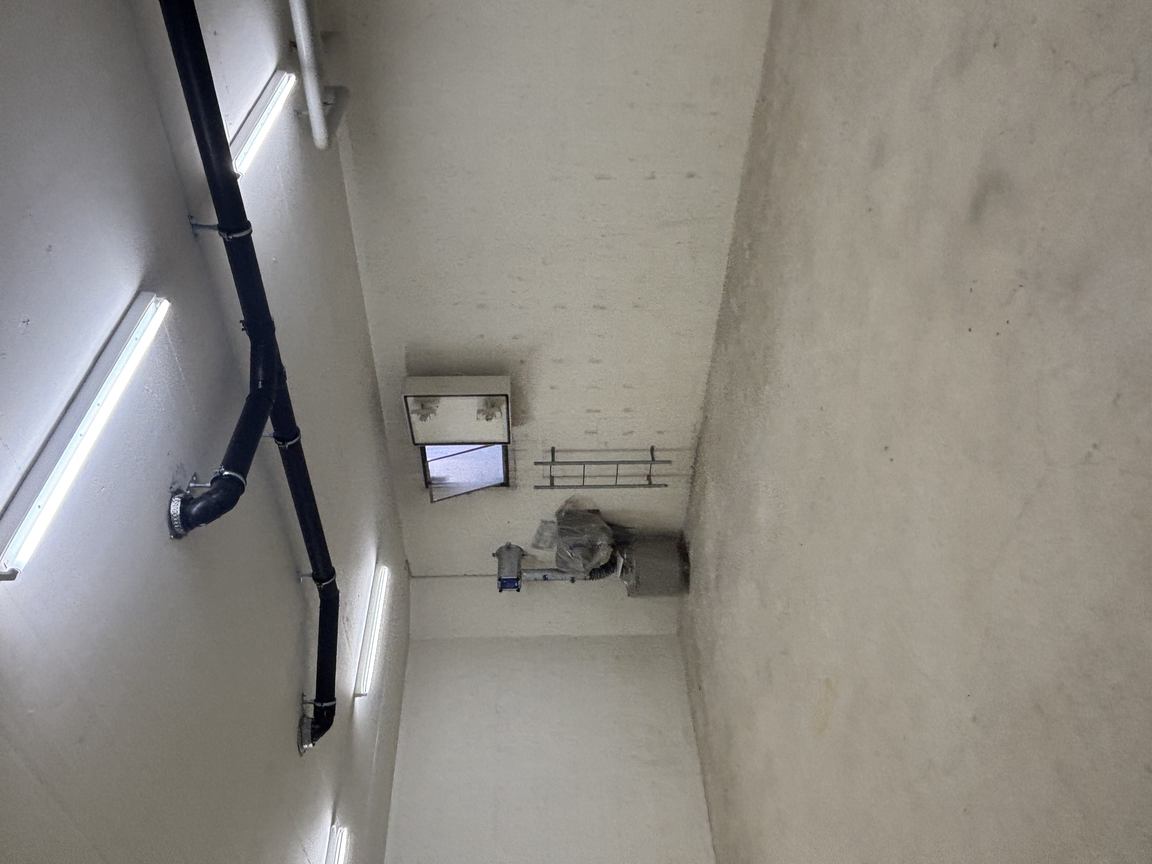 Technikraum oder Keller mit Installationen