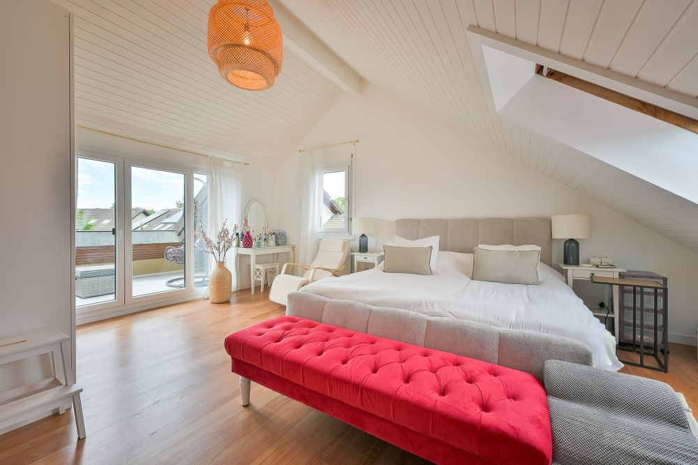 Helles Dachgeschoss-Schlafzimmer mit Balkon