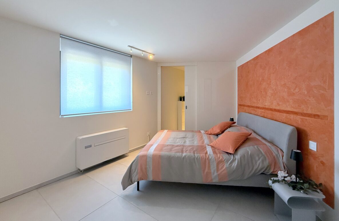 Modernes Schlafzimmer mit farbiger Akzentwand