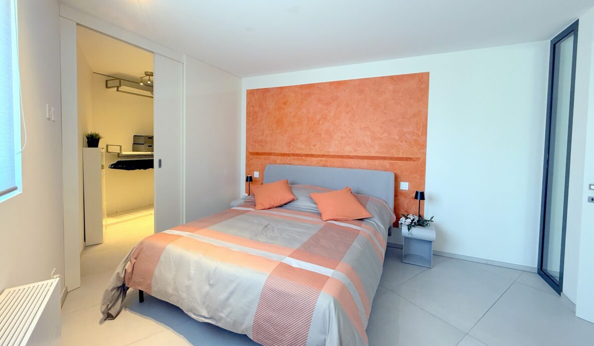 Modernes Schlafzimmer mit Akzentwand