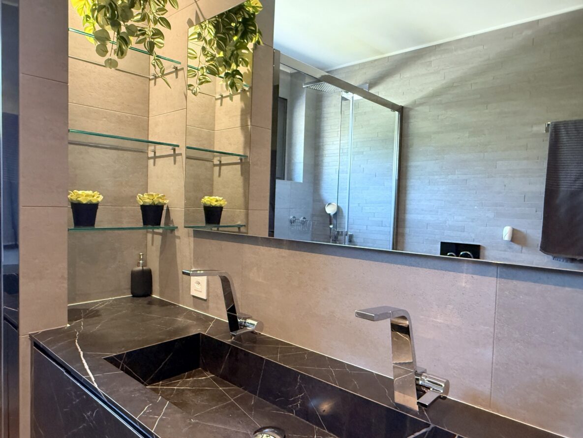 Modernes Badezimmer mit Doppelwaschtisch