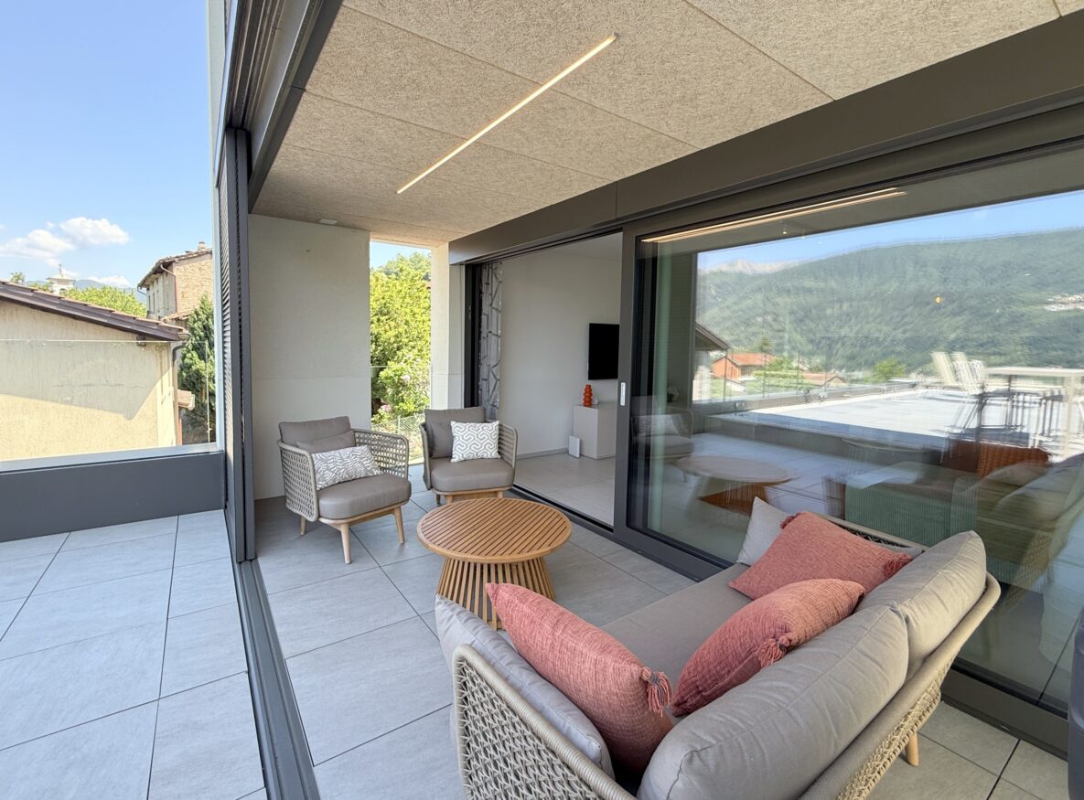 Modern ausgestattete Terrasse mit Bergblick