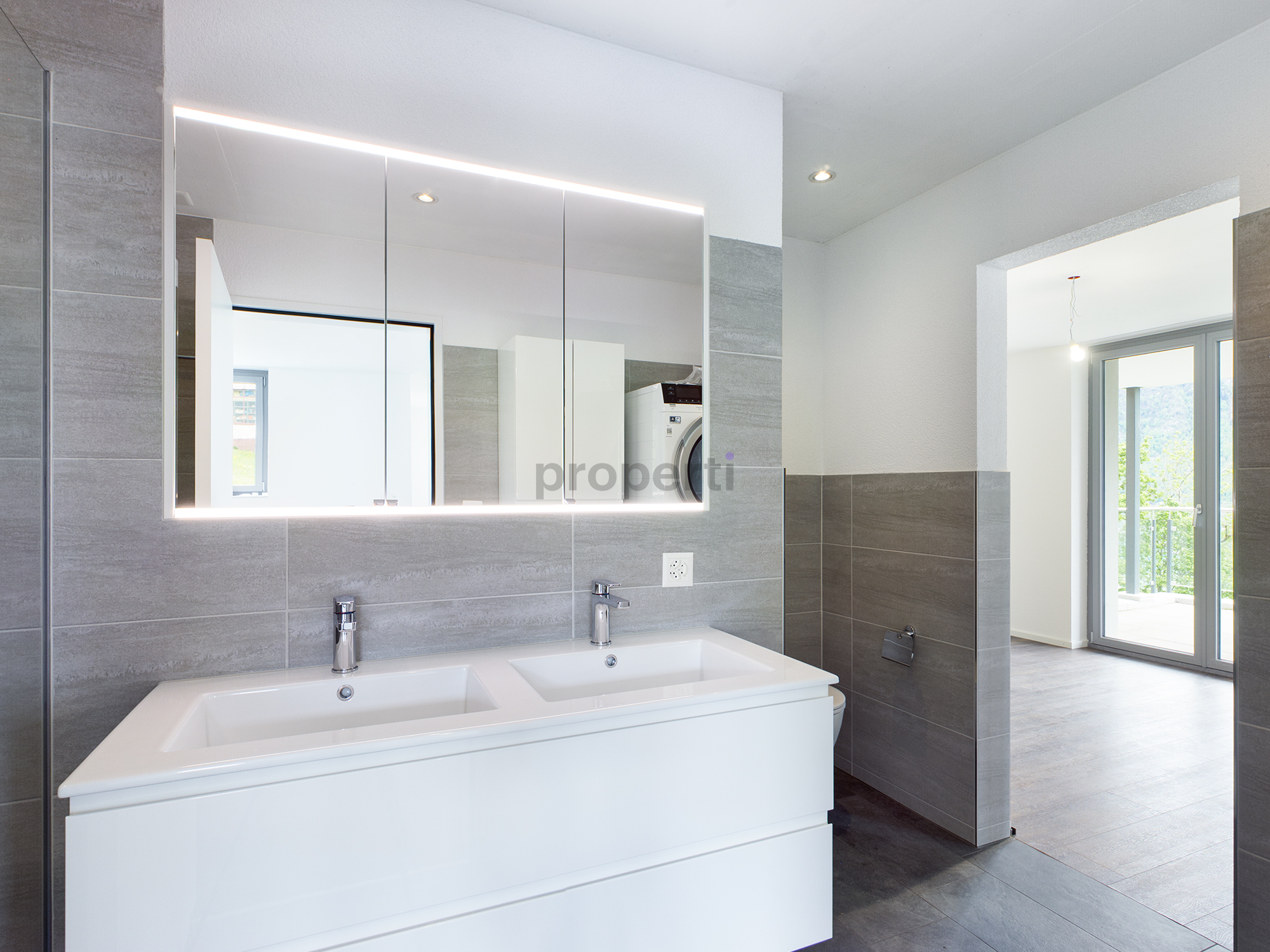 Modernes Badezimmer mit Doppelwaschtisch und Spiegel