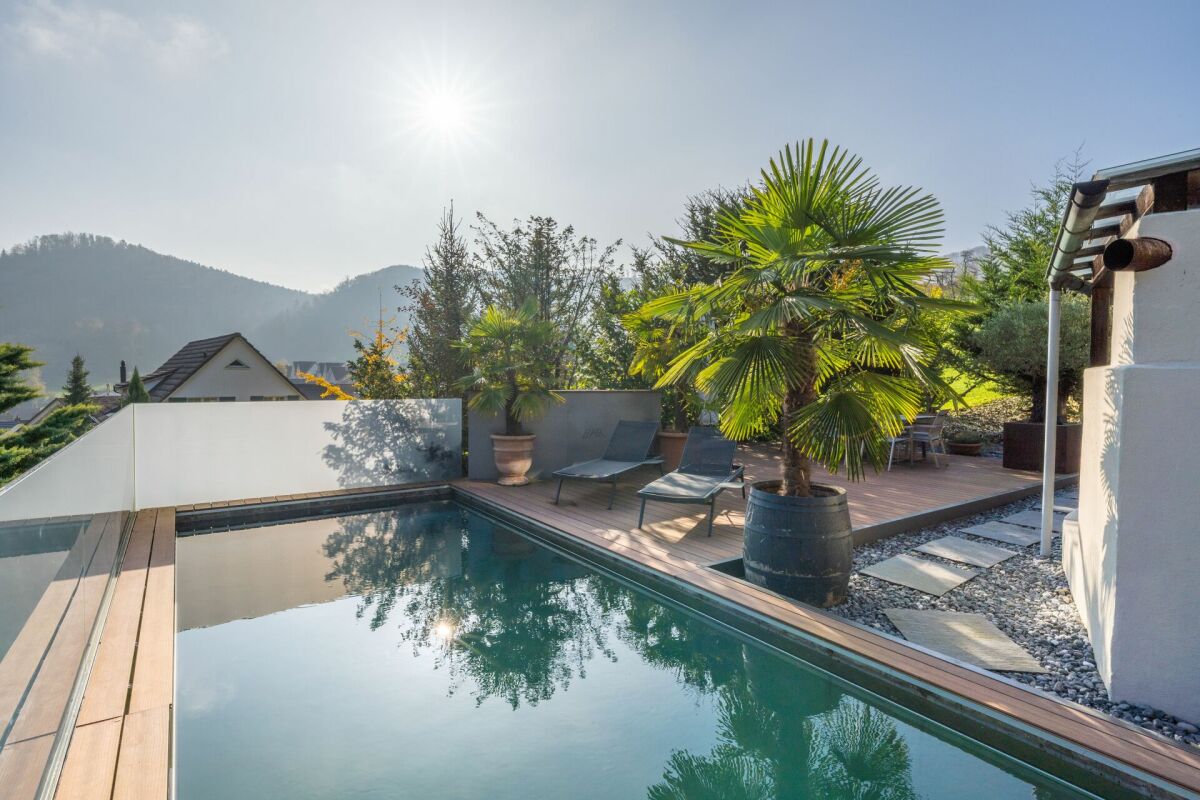 Poolterrasse mit Bergblick