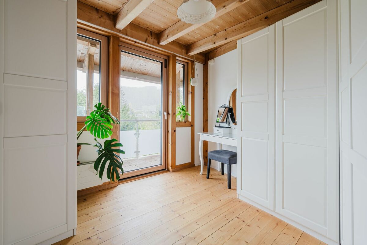 Helles Schlafzimmer mit Holzbalkendecke