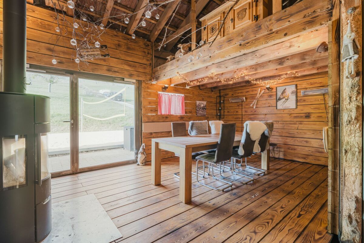 Rustikaler Essbereich mit Holzinterieur
