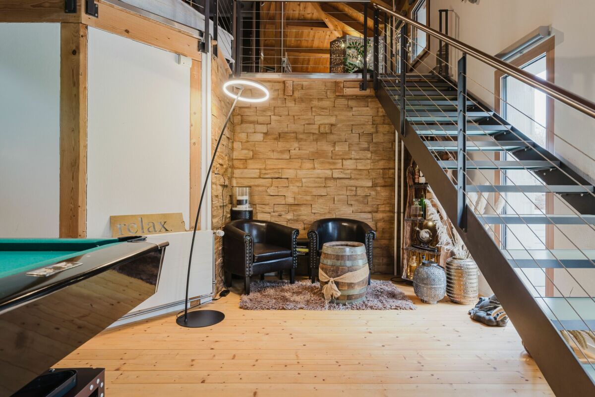 Loftbereich mit Treppe und Lounge-Ecke