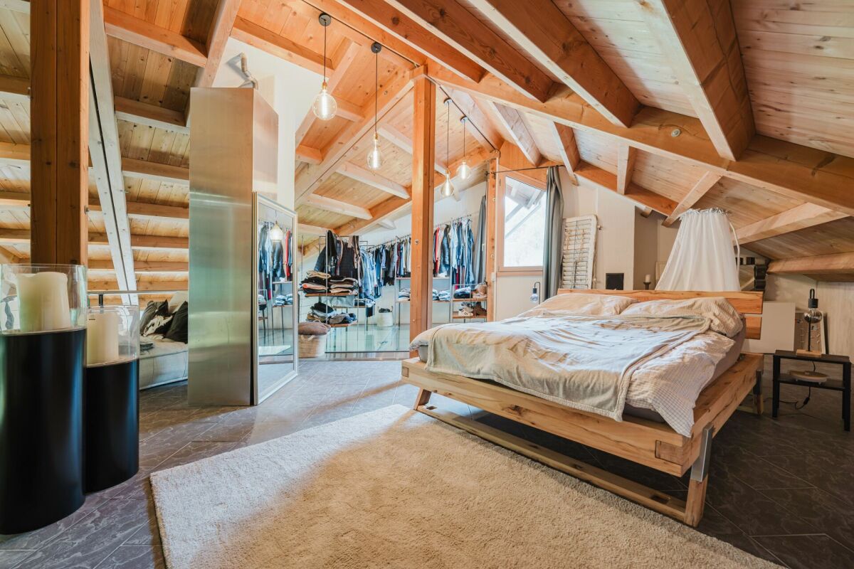 Dachgeschoss-Schlafzimmer mit Ankleide