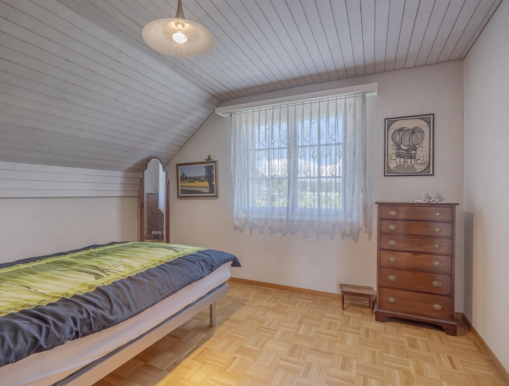 Schlafzimmer mit Dachschräge