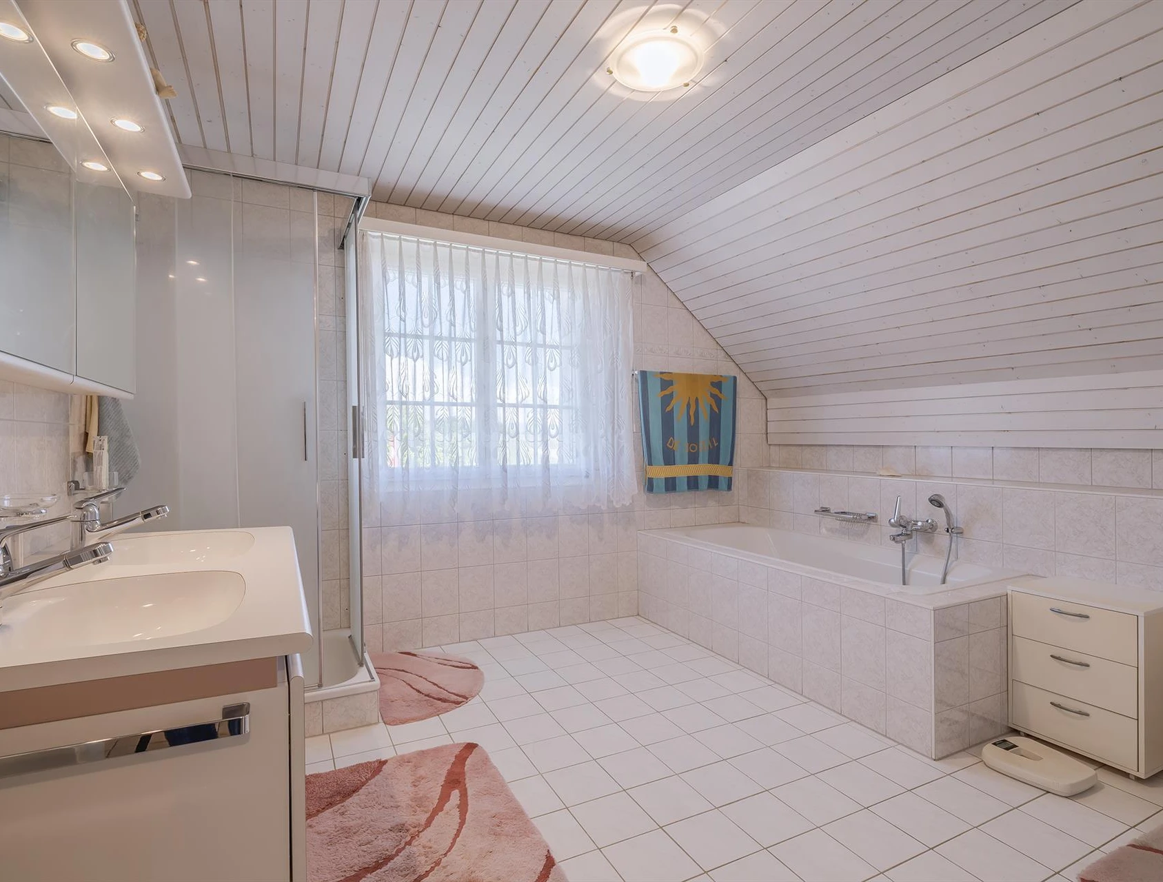 Helles Badezimmer unter Dachschräge