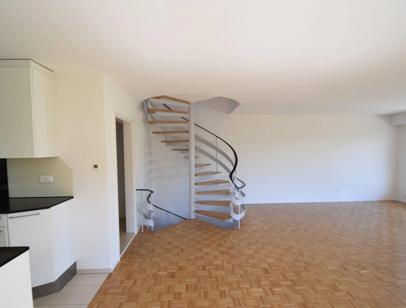 Offener Wohnbereich mit Wendeltreppe