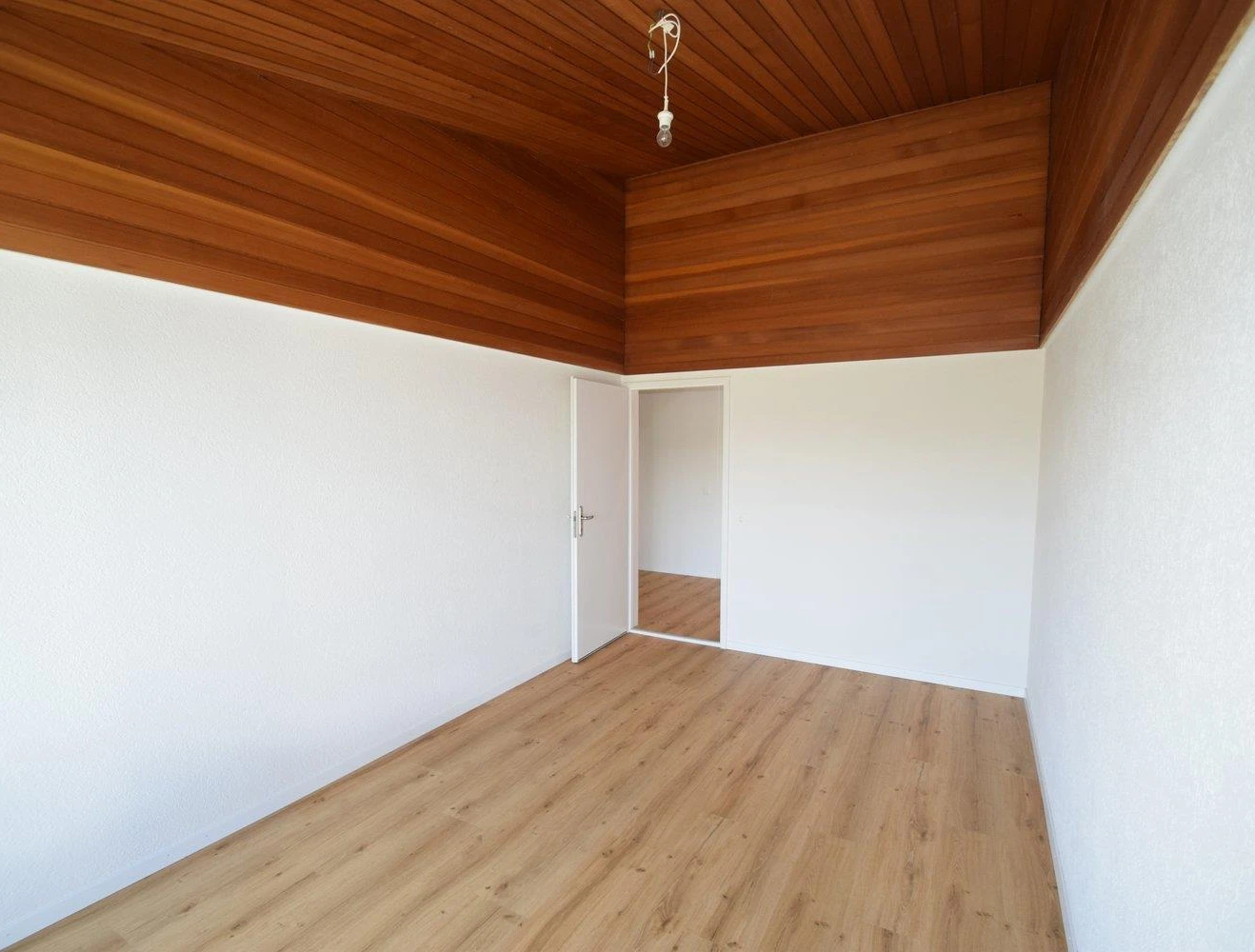 Leerer Raum mit Holzdecke