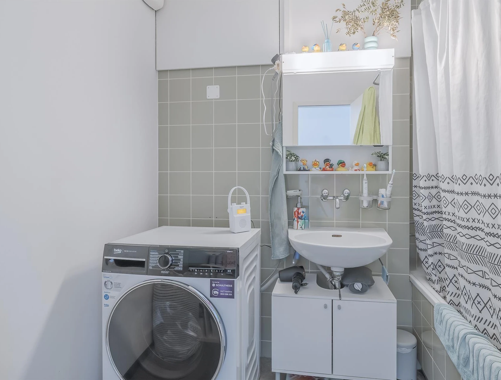 Hauswirtschaftsraum mit Waschbecken