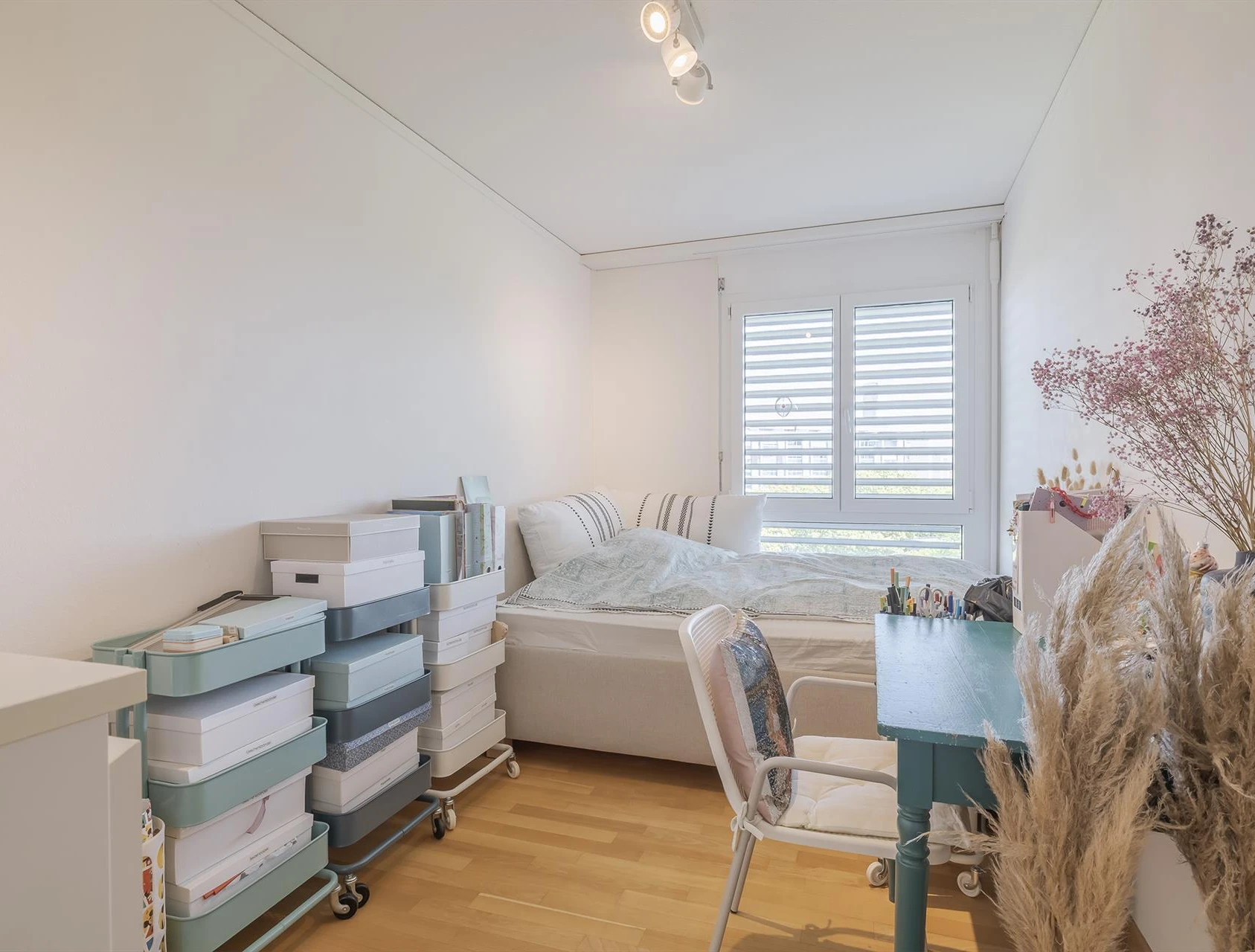 Helles Schlafzimmer oder Arbeitszimmer mit Tagesbett