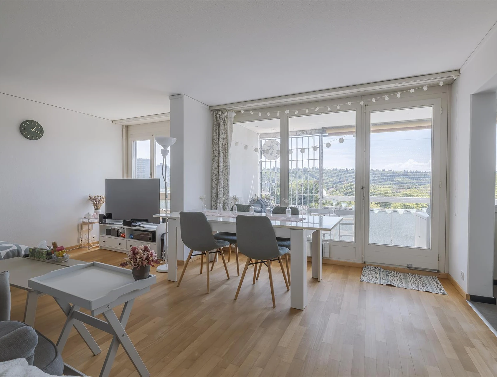 Helles Wohn-Esszimmer mit Balkonblick