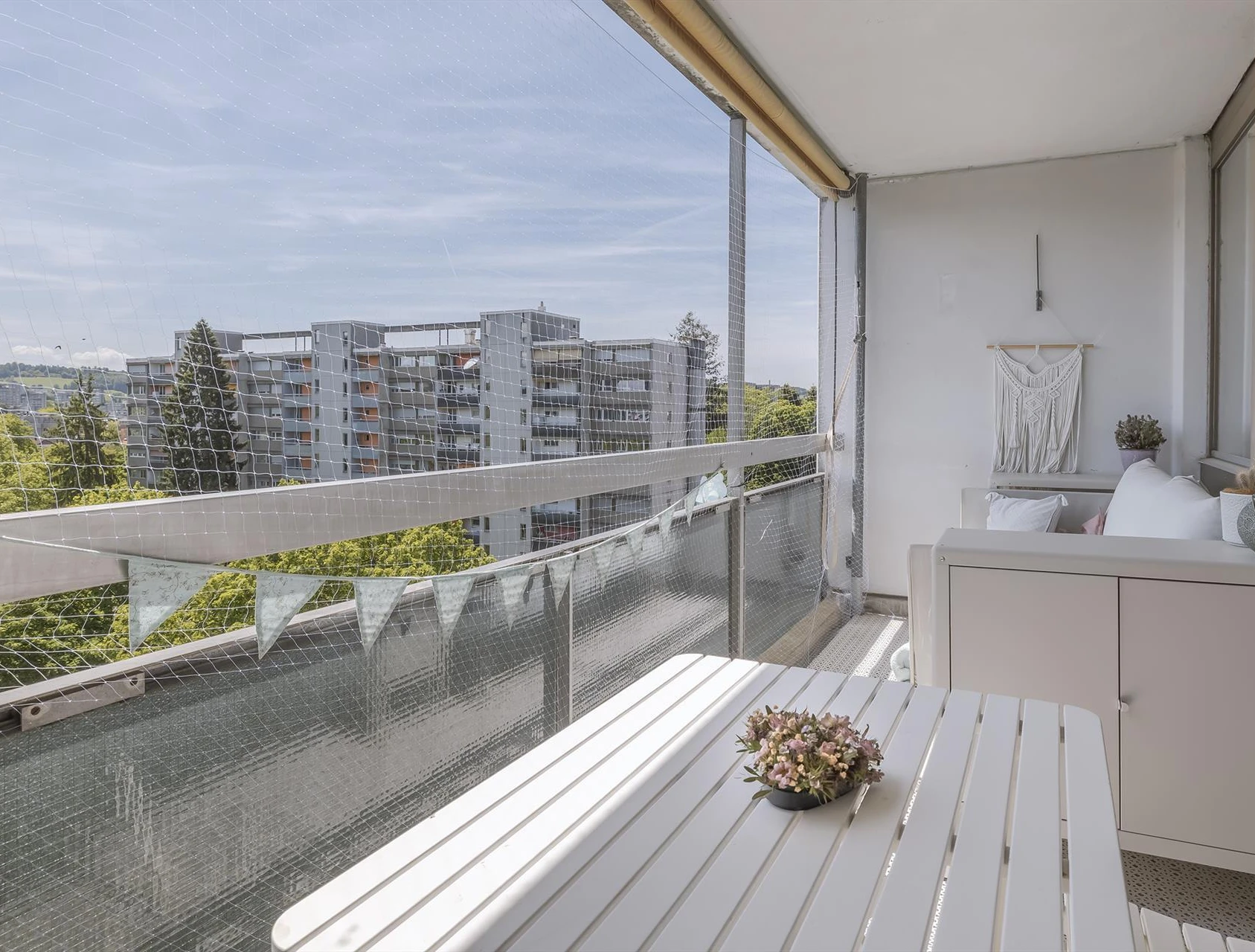 Balkon mit Blick ins Grüne und Sitzbereich