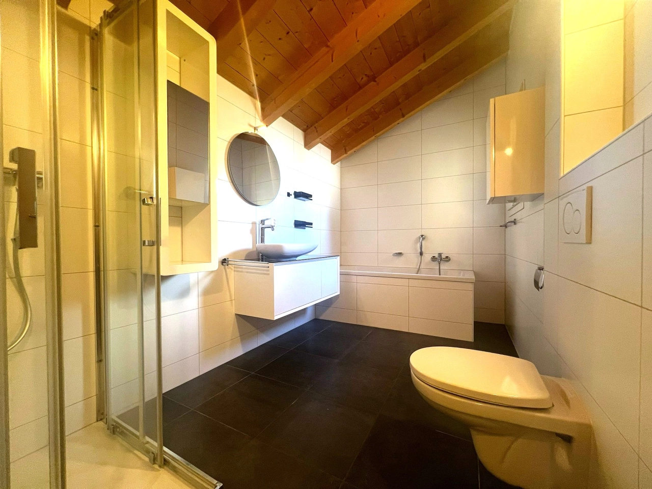 Modernes Badezimmer mit Dachschräge