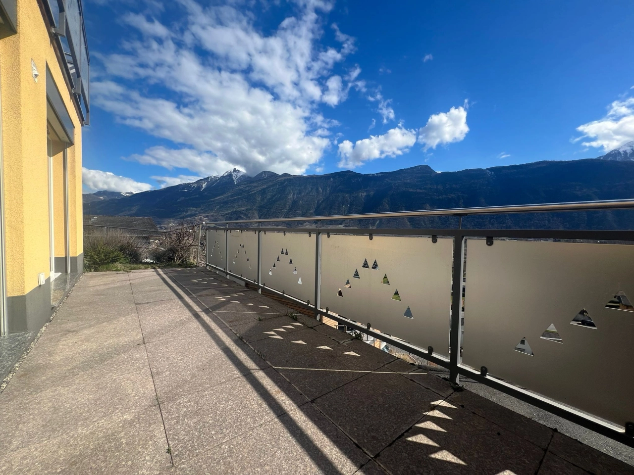 Balkon mit Bergpanorama