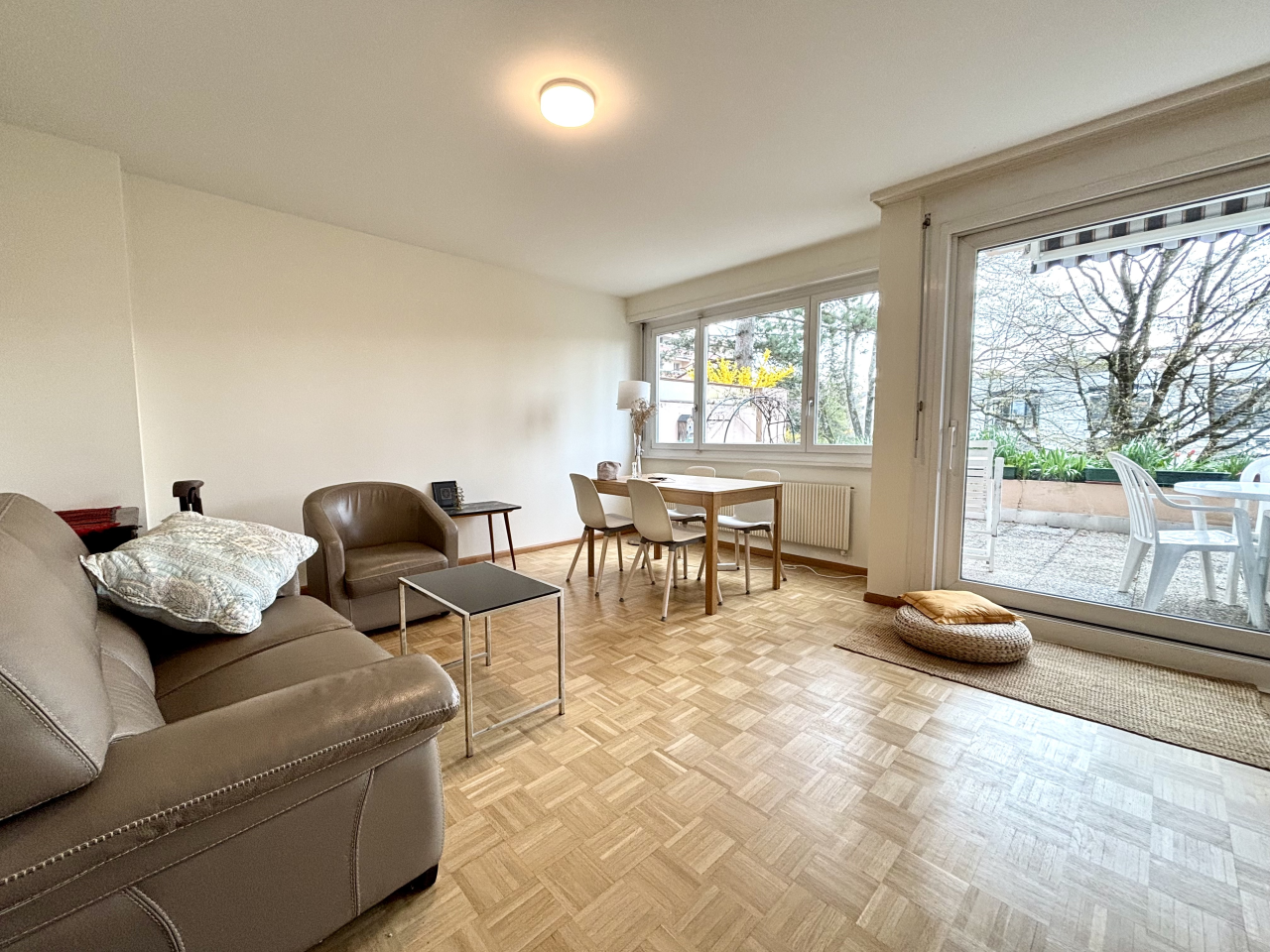 Heller Wohn- und Essbereich mit Zugang zur Terrasse