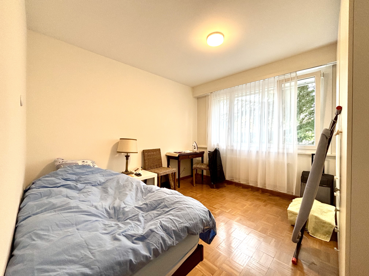 Helles Schlafzimmer mit einfachem Mobiliar