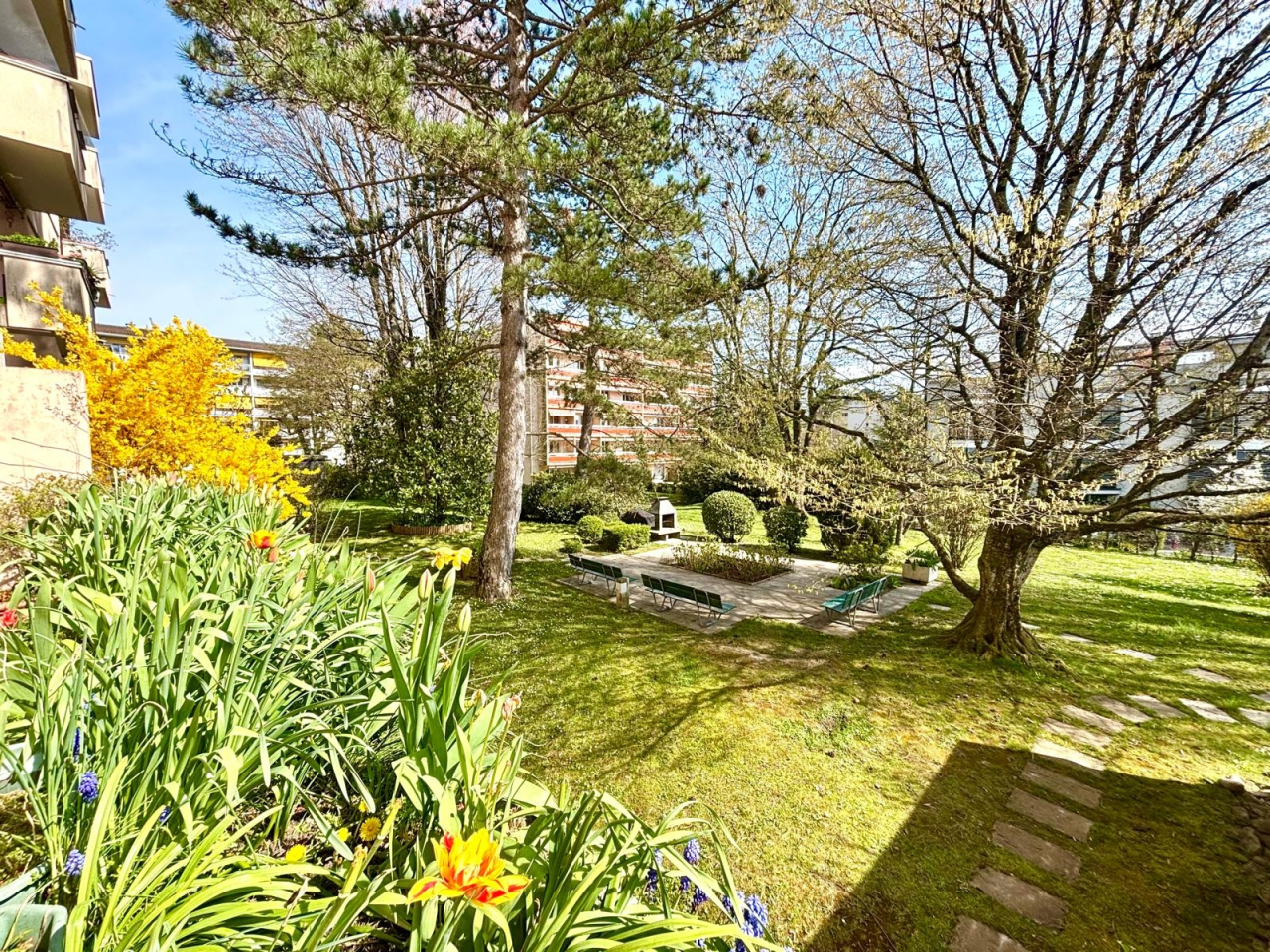 Gemeinschaftsgarten mit Sitzbereich