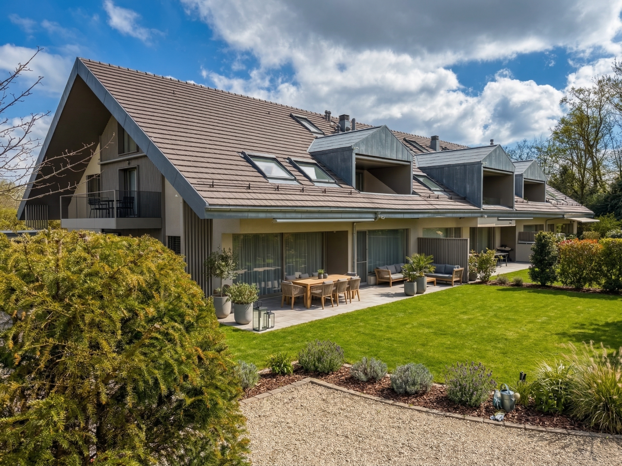 Moderne Wohnanlage mit gepflegtem Garten