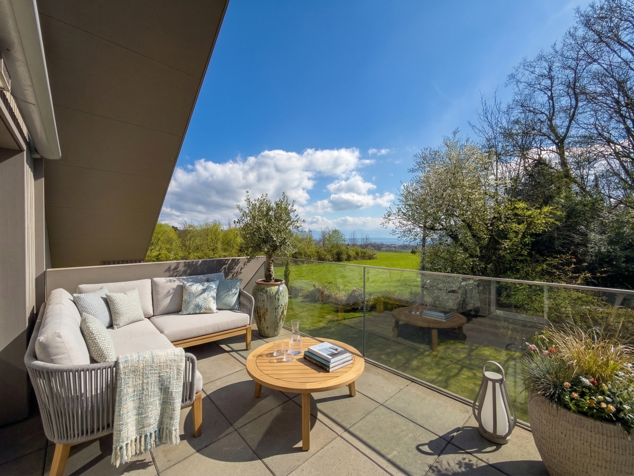 Moderne Terrasse mit Panoramablick ins Grüne