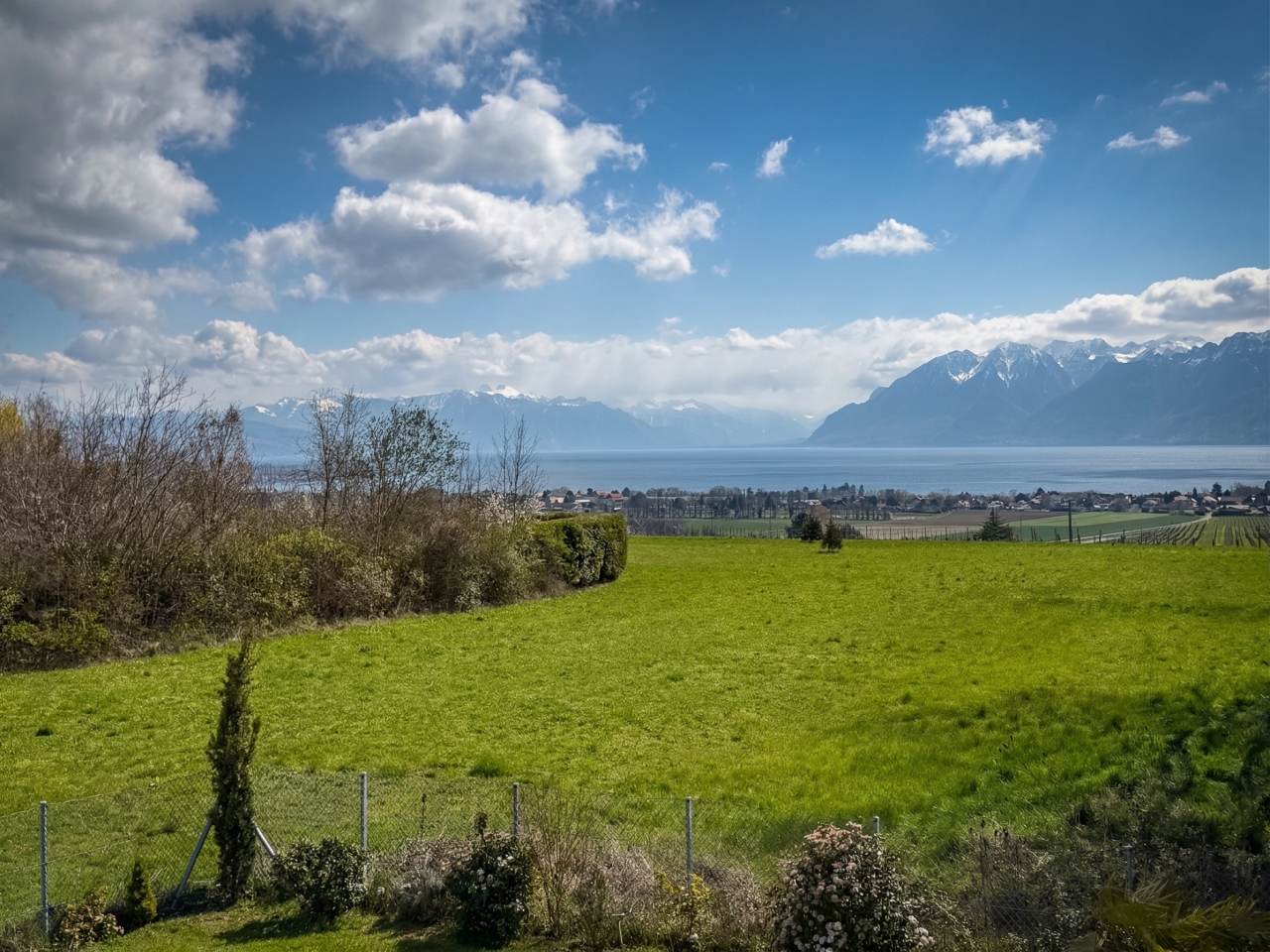 Landschaft mit Seeblick und Bergen