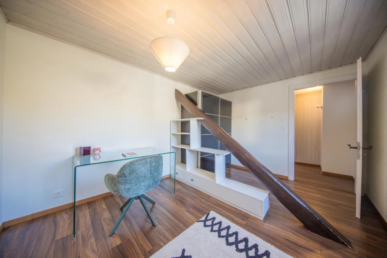Arbeitszimmer mit Treppe und offener Galerie