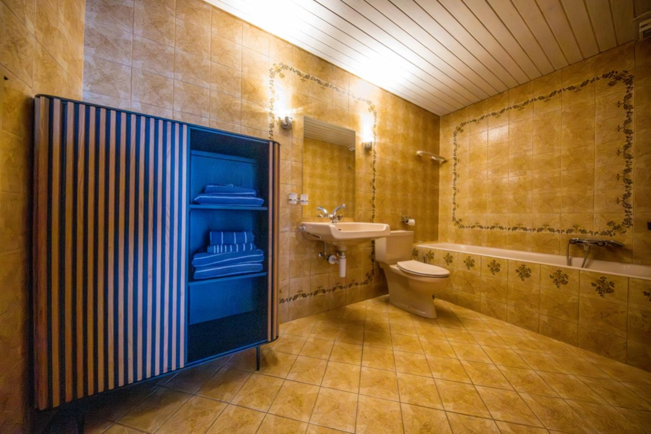 Badezimmer mit warmen Fliesen und Badewanne