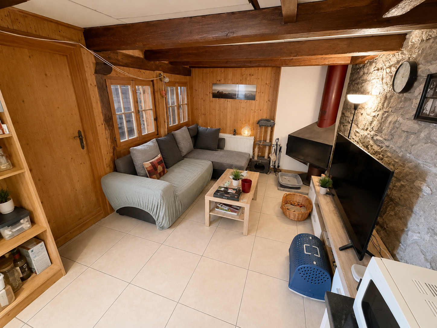 Gemütliches Wohnzimmer mit Holzbalken und Kamin