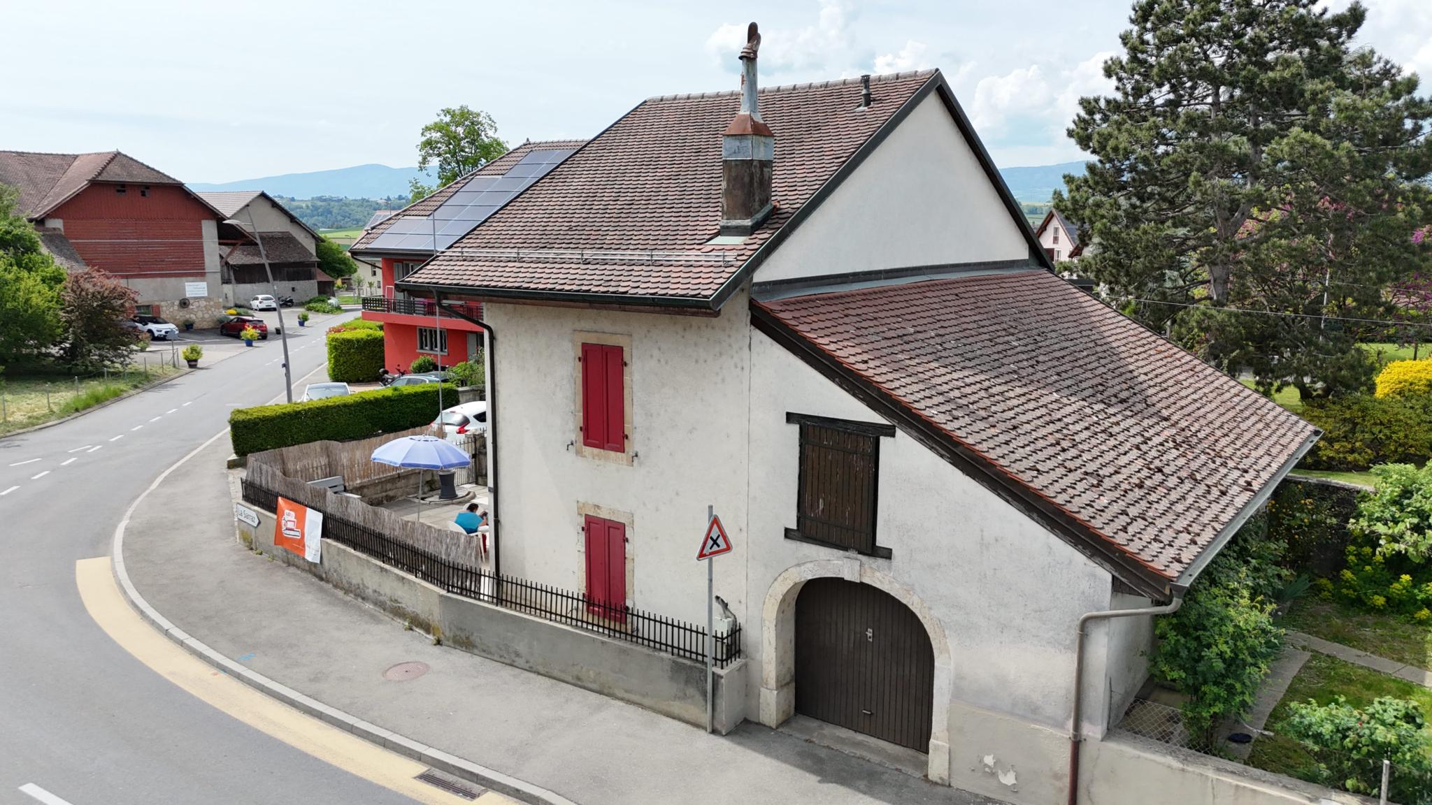 Ländliches Wohnhaus mit rotem Ziegeldach