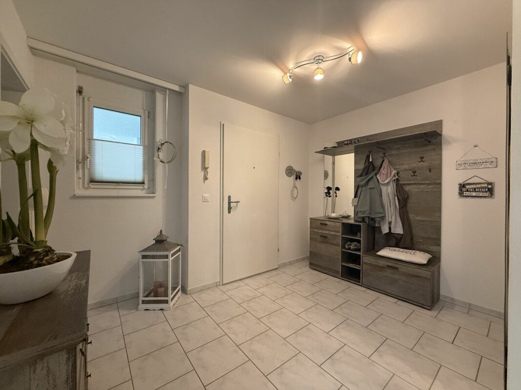 Heller Eingangsbereich mit Garderobe