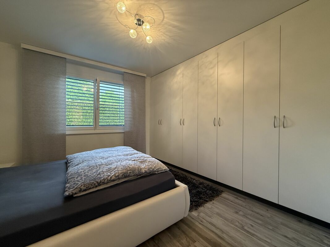 Modernes Schlafzimmer mit Einbauschränken