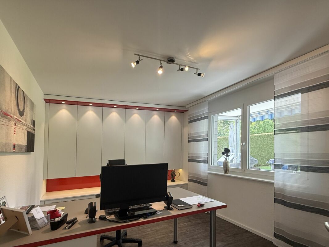 Modernes Homeoffice mit Einbauschrankwand