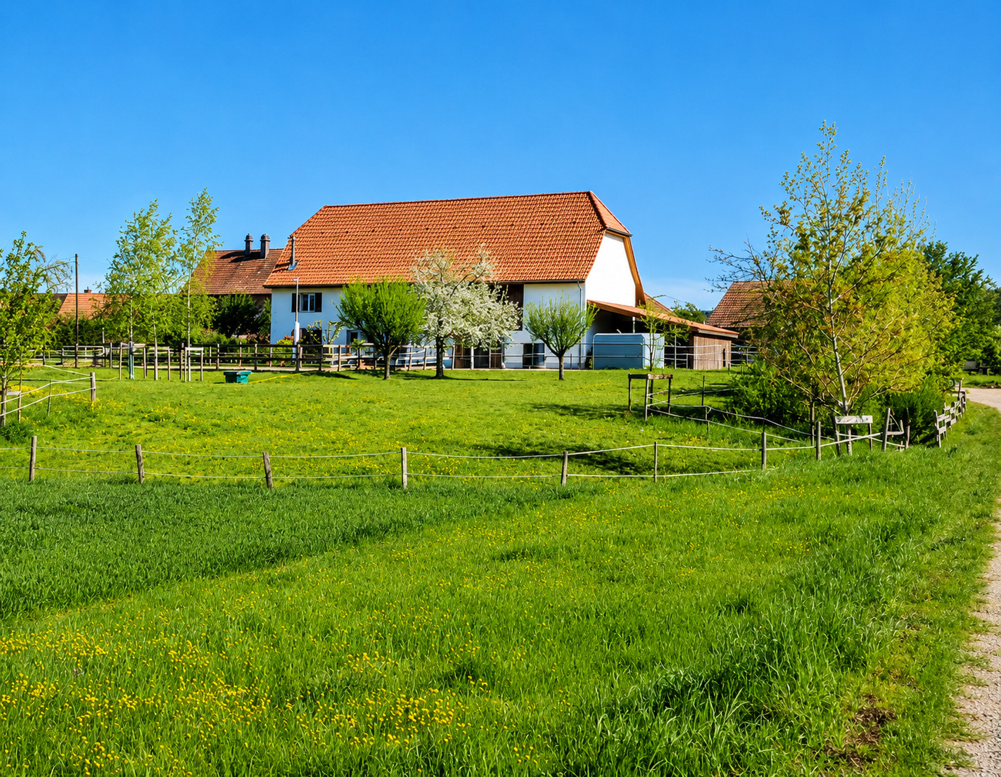 Ländliches Einfamilienhaus mit großem Garten