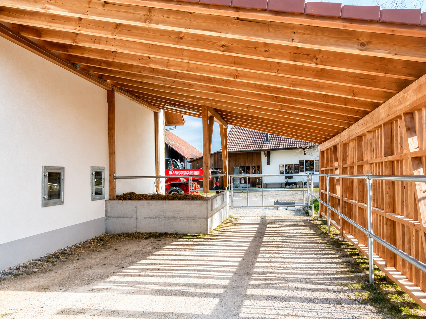 Überdachter Außenbereich mit Holztragwerk