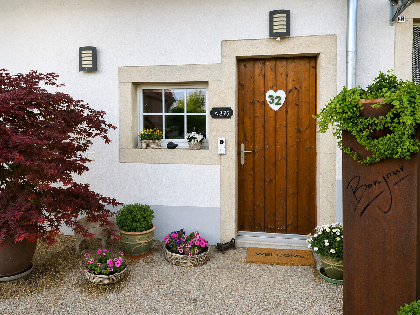 Eingangsbereich eines Hauses mit Holzhaustür und Pflanzen