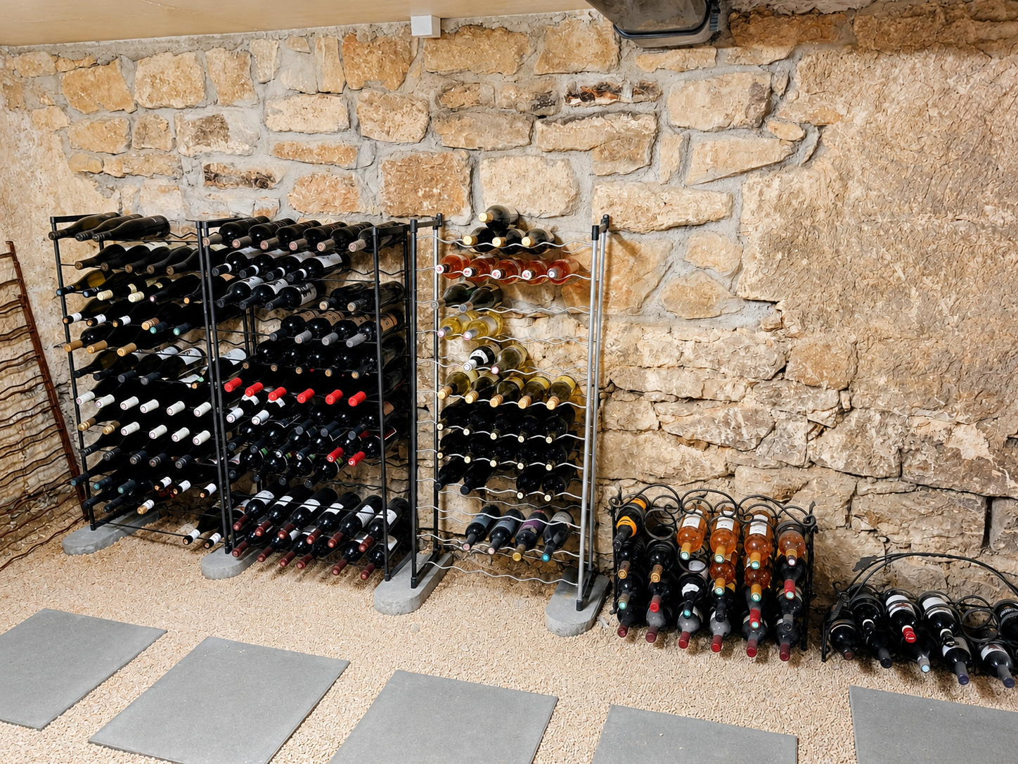Weinkeller mit Steinwand und Weinregalen