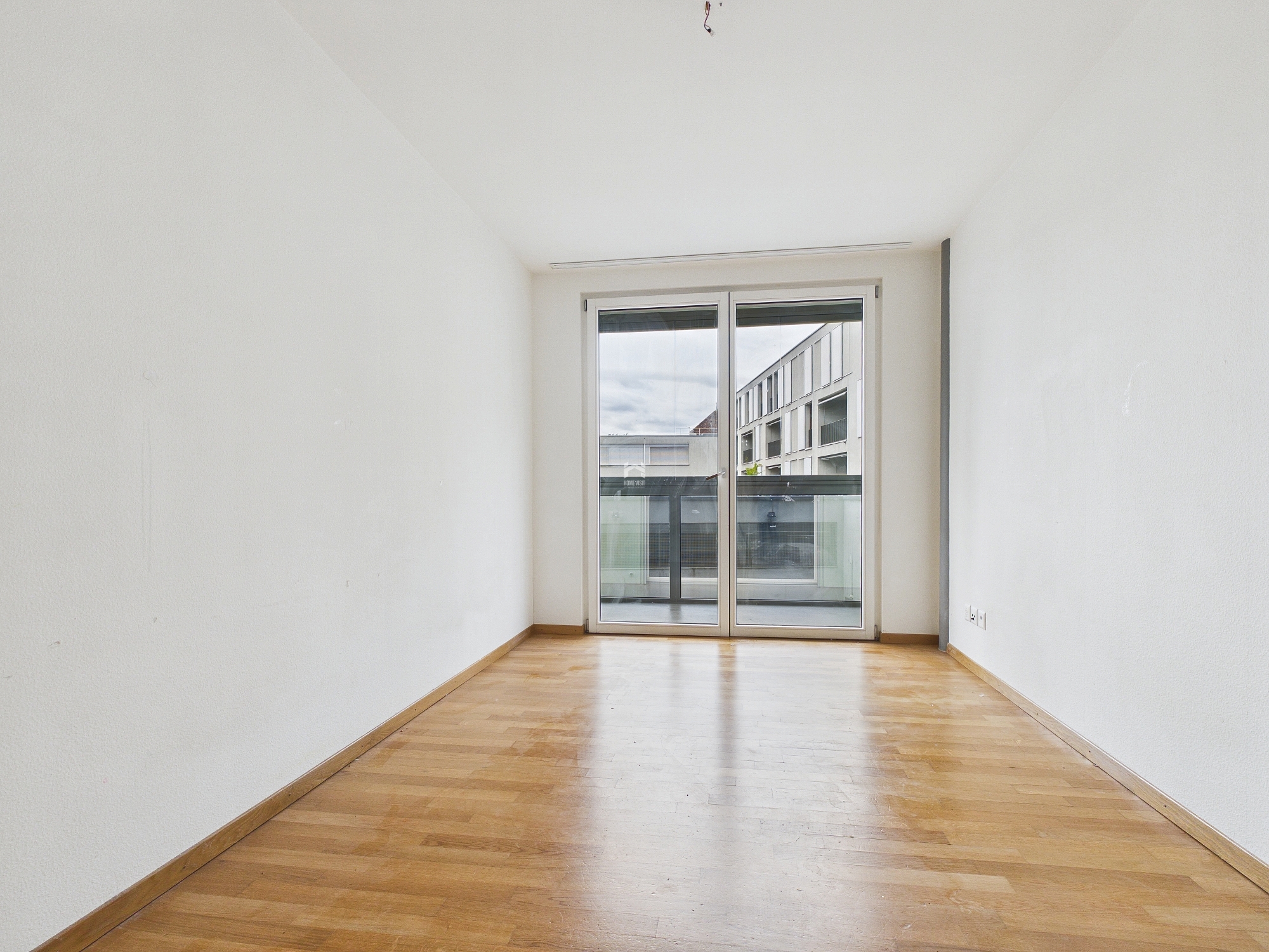 Leerer heller Raum mit Balkonzugang