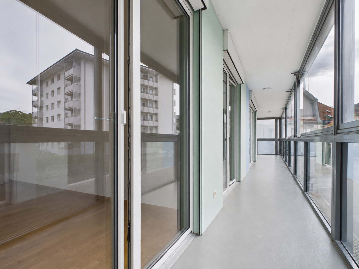 Verglaster Balkon- oder Laubengang