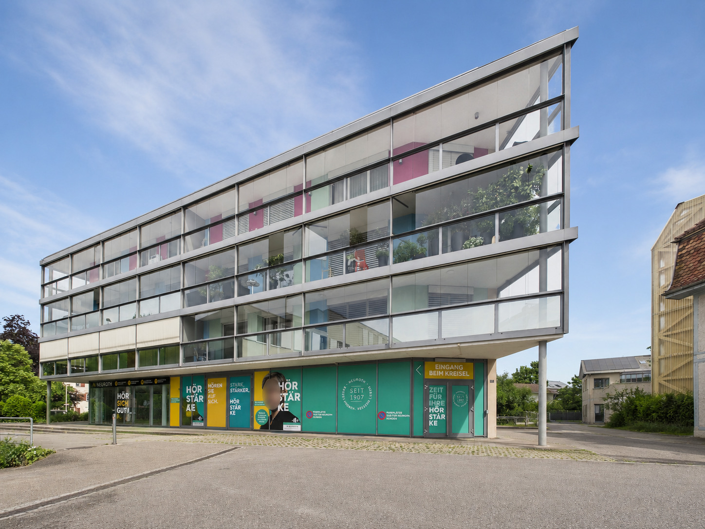 Modernes Glasgebäude an einer Straße