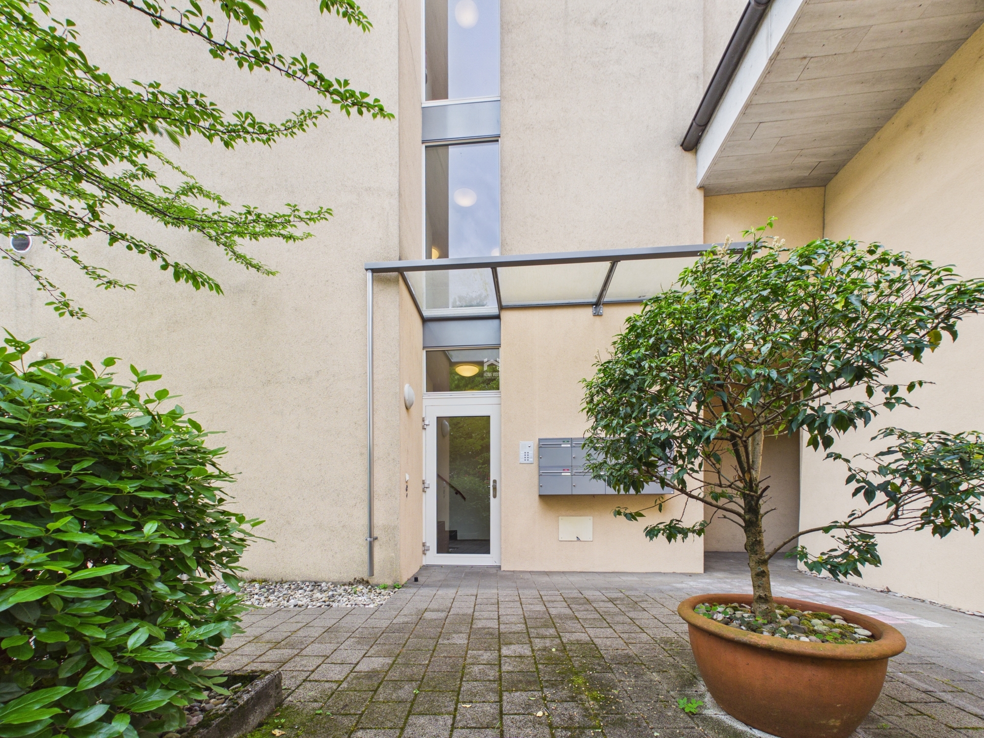 Innenhof mit Hauseingang und Pflanzen