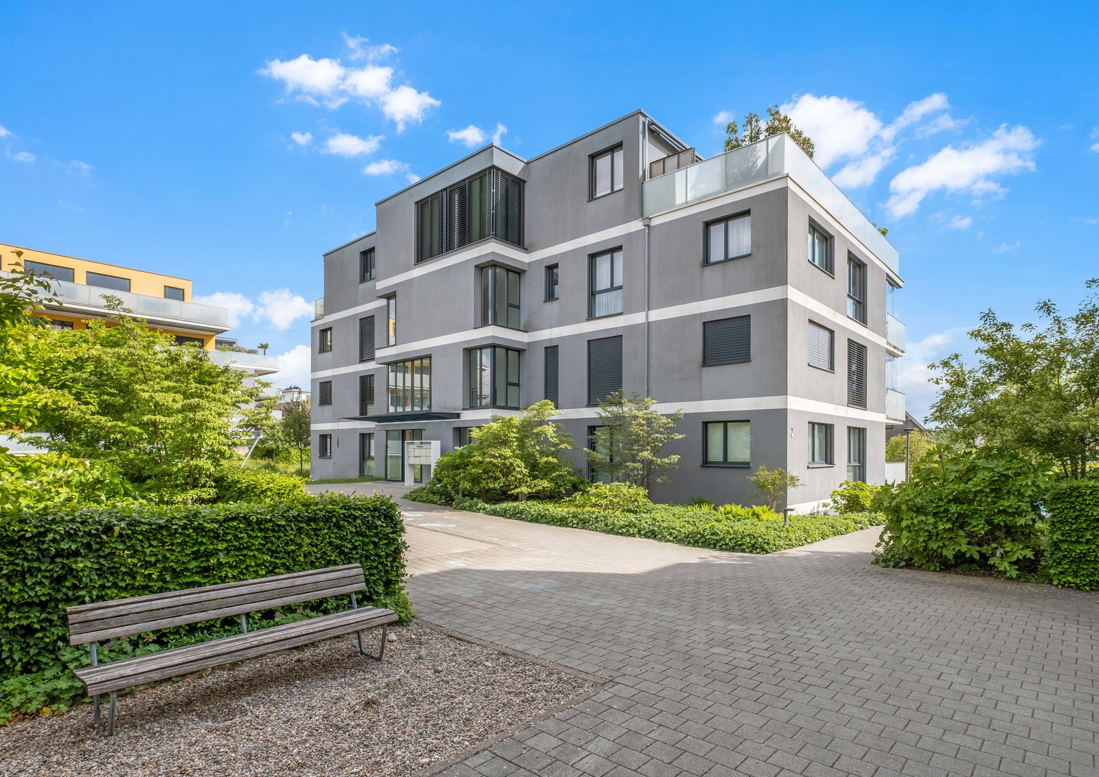 Modernes Mehrfamilienhaus mit begrüntem Umfeld