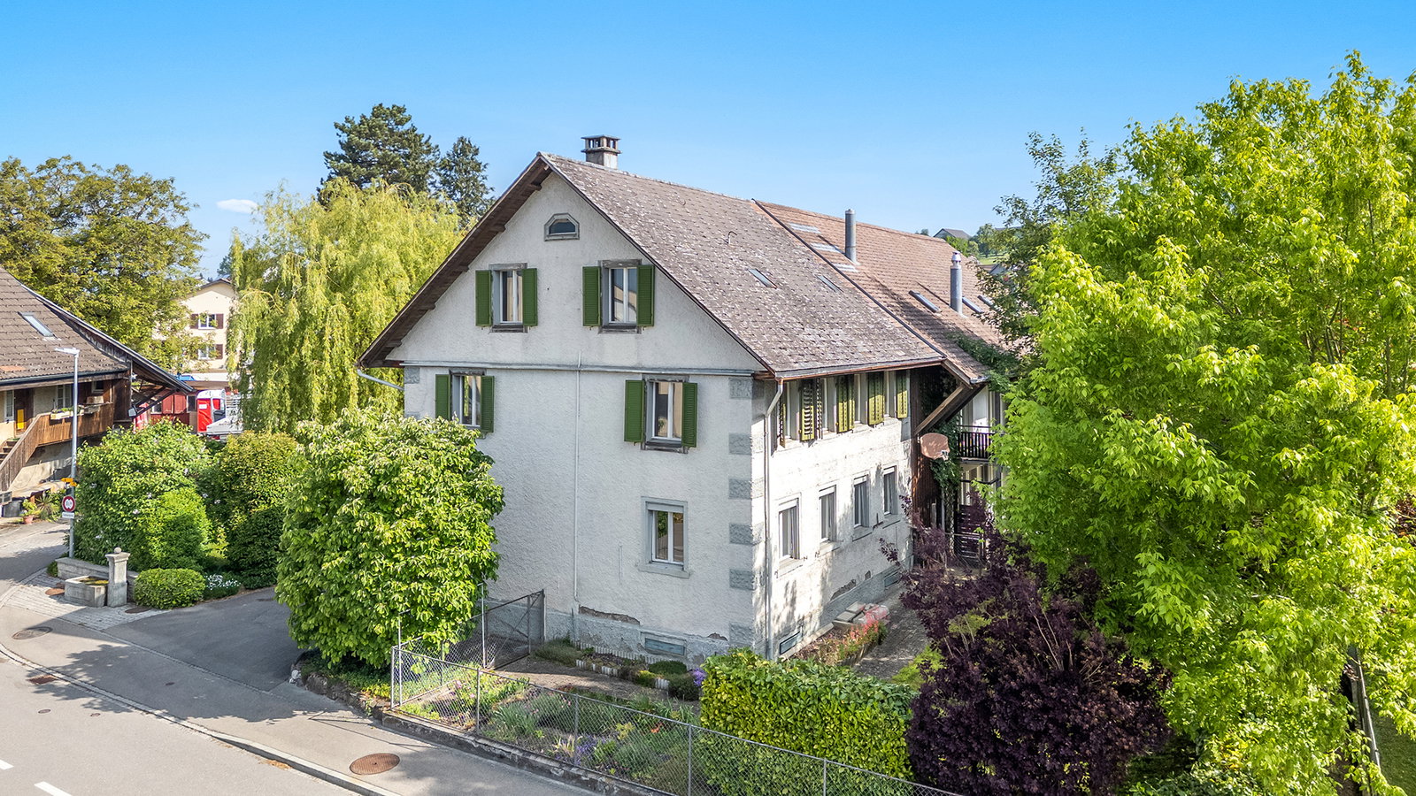 Wohnhaus mit Satteldach und Gartenblick