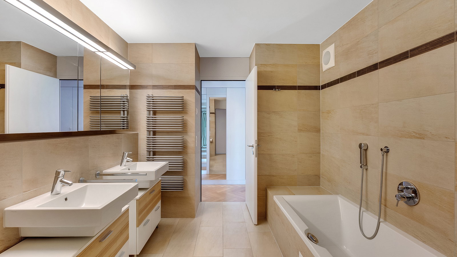 Modernes Badezimmer mit Wanne und Doppelwaschbecken