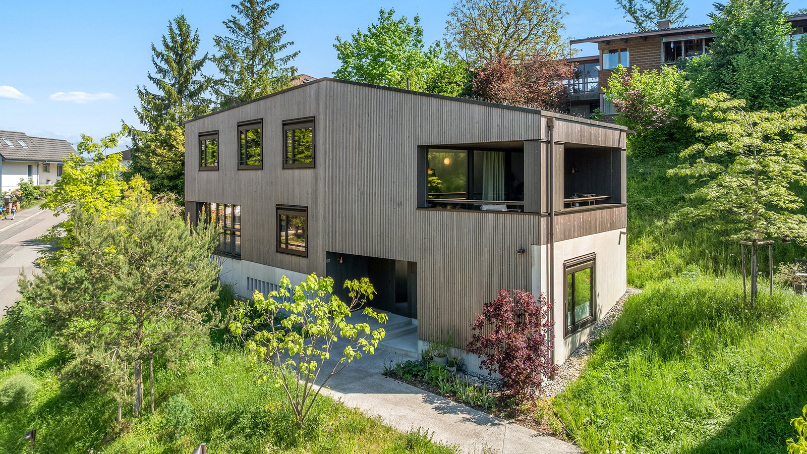 Modernes Wohnhaus in grüner Hanglage