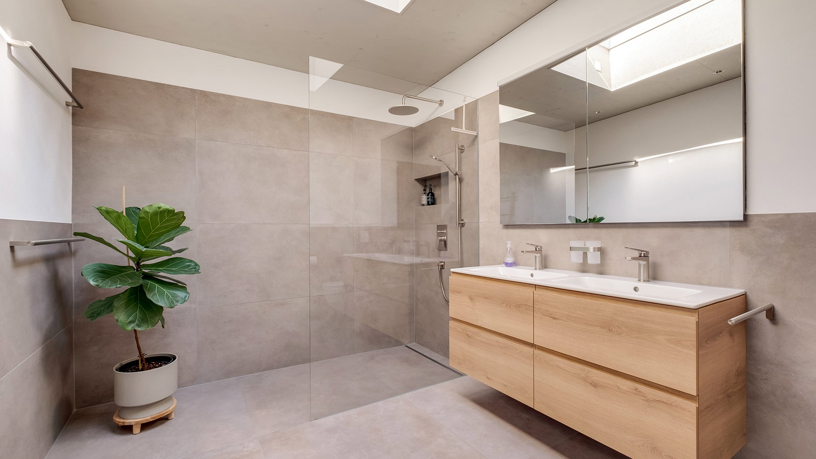 Modernes Badezimmer mit begehbarer Dusche und Doppelwaschtisch