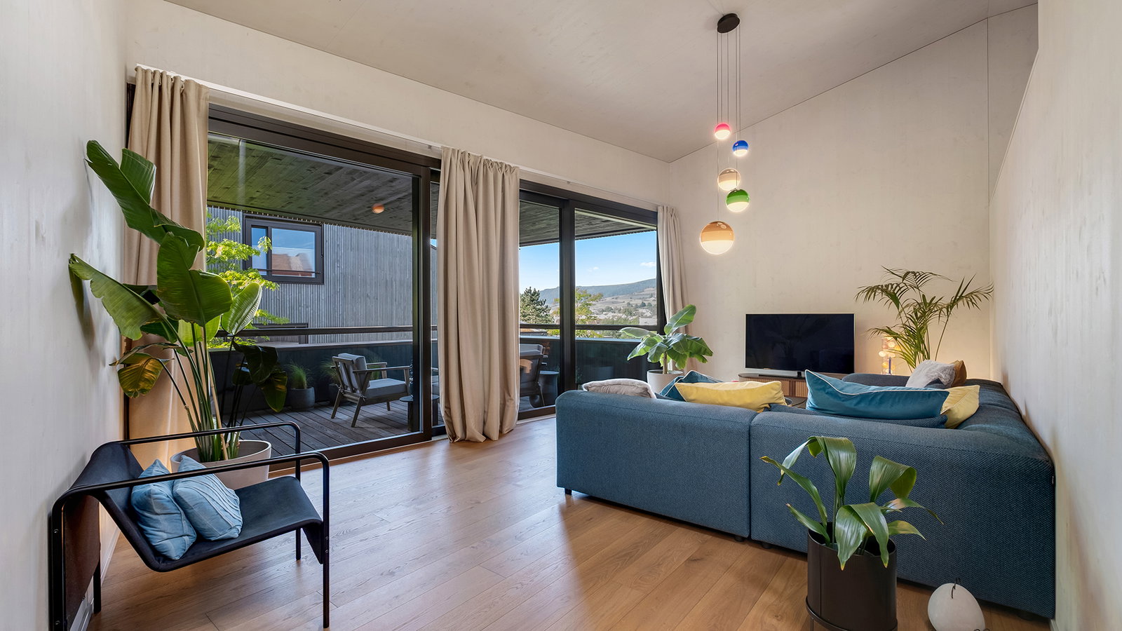 Modernes Wohnzimmer mit Balkonblick